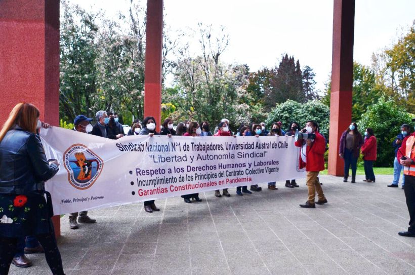 Trabajadores de la Universidad Austral protestan en inicio de año académico de la casa de estudio Trabajadores de la Universidad Austral protestan en inicio de año académico de la casa de estudio