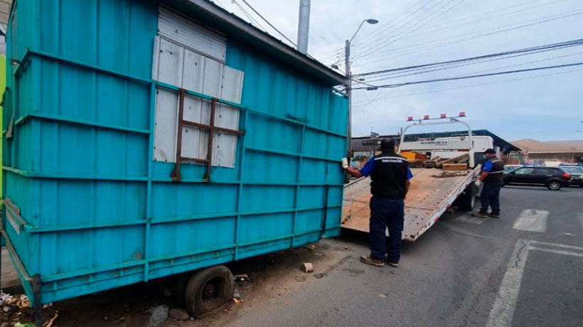 Equipos municipales retiraron foodtruck abandonado que provocaba factor de riesgo para los vecinos de Arica.