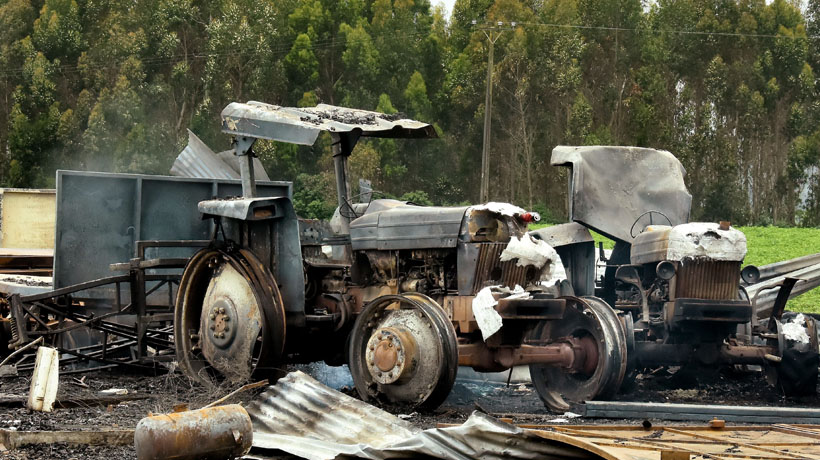 Queman tractor en Vilcún: conductor de la máquina denunció que grupo de personas lo amenazó
