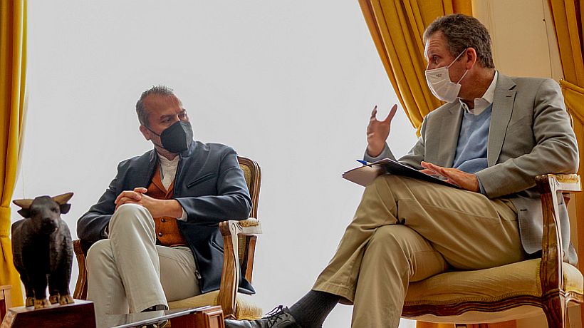 Ministro de Transporte abordó proyecto de electromovilidad y locomoción en Ovejería durante visita a Osorno