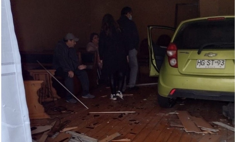 Automóvil ingresó a funeraria por la ventana en La Unión