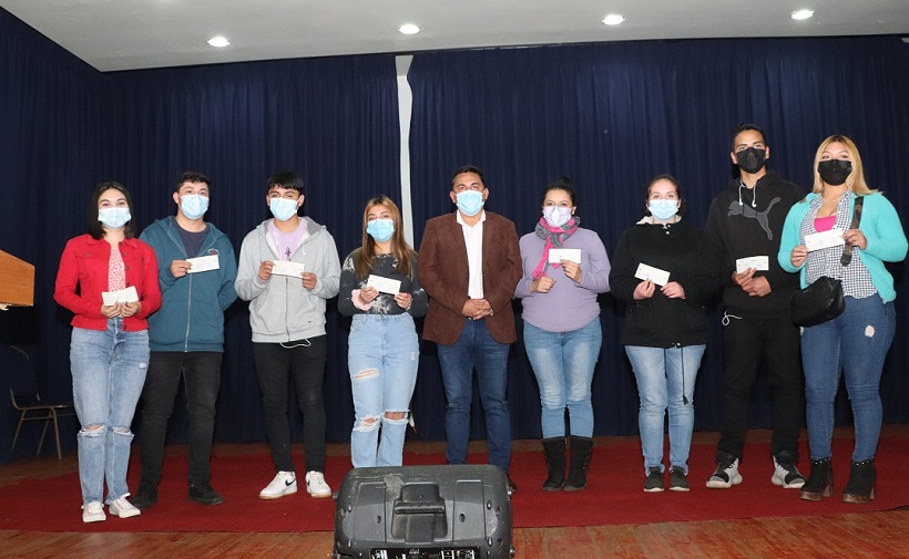 Entregan becas municipales a 125 alumnos de Nueva Imperial
