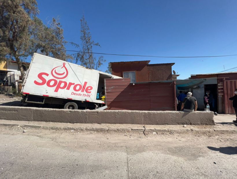 Camión de transporte de lácteos quedó atrapado al interior de una casa en Copiapó Camión de transporte de lácteos quedó atrapado al interior de una casa en Copiapó