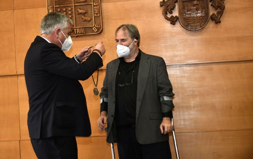 UACh entregó Premio Luis Oyarzún 2021 al ecólogo y filósofo Ricardo Rozzi UACh entregó Premio Luis Oyarzún 2021 al ecólogo y filósofo Ricardo Rozzi