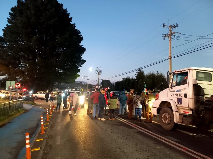 Valdivia: Vecinos del sector costero se manifiestan por problemas de conectividad vial en la zona