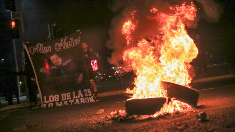 Ex candidata a la Convención fue detenida por entregar neumáticos para barricadas en Plaza Baquedano