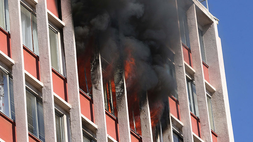 Vecinos aseguran que incendio en 9°piso del edificio Plaza Victoria fue intencional