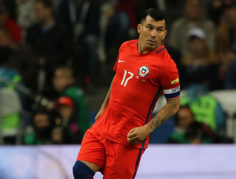 "¿Millonario? Se dice trabajador": Cruce entre Gary Medel y Patricio Navia generó diversas reacciones "¿Millonario? Se dice trabajador": Cruce entre Gary Medel y Patricio Navia generó diversas reacciones