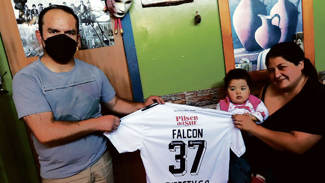 Padres rifan camiseta firmada por plantel de Colo Colo para costear gastos médicos de su hija