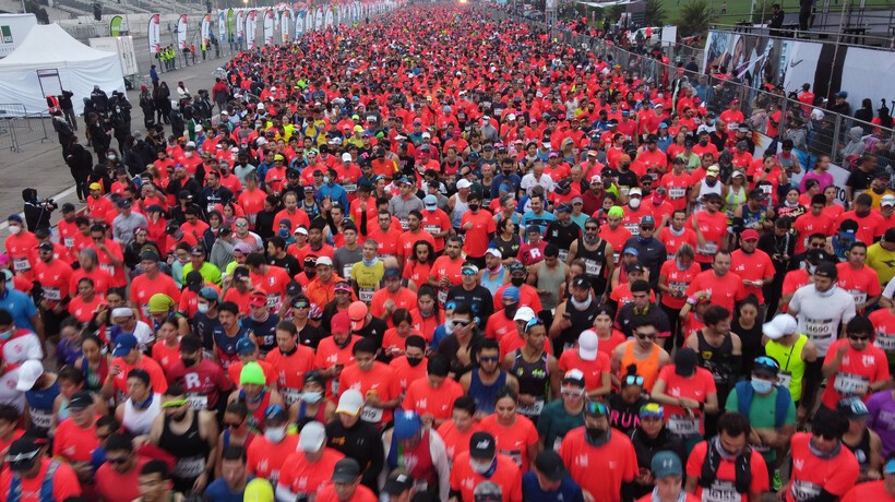 Chilenos Daniel Cortés y Danica Kusanovic ganaron la Maratón de Santiago