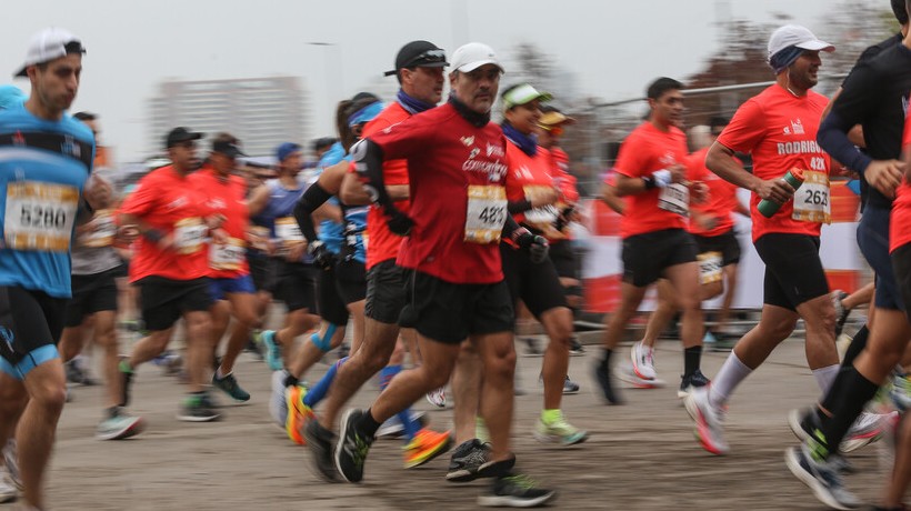 Carabineros informa que alrededor de 30 mil personas participaron en la Maratón de Santiago