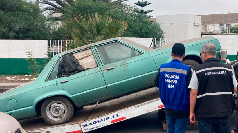 Continúan retirando vehículos abandonados en Arica Continúan retirando vehículos abandonados en Arica