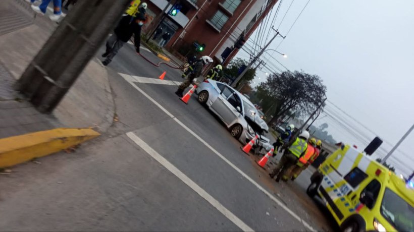 Tres lesionados dejó choque de una micro con un auto en Concepción