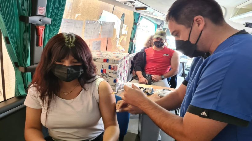 Amplían puntos de vacunación esta semana contra Covid-19 e influenza por actividades del Mes del Mar en Iquique