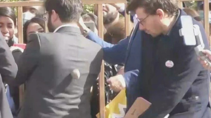 Hombre que lanzó piedra a Presidente Boric se disculpó en tribunal y deberá cumplir 30 horas de trabajos comunitarios Hombre que lanzó piedra a Presidente Boric se disculpó en tribunal y deberá cumplir 30 horas de trabajos comunitarios