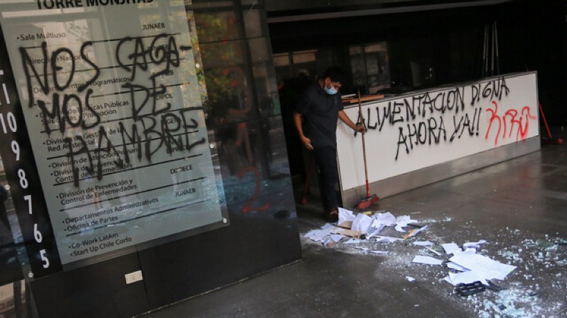 Santiago Centro: manifestación de secundarios culminó con destrozos en oficinas de Junaeb
