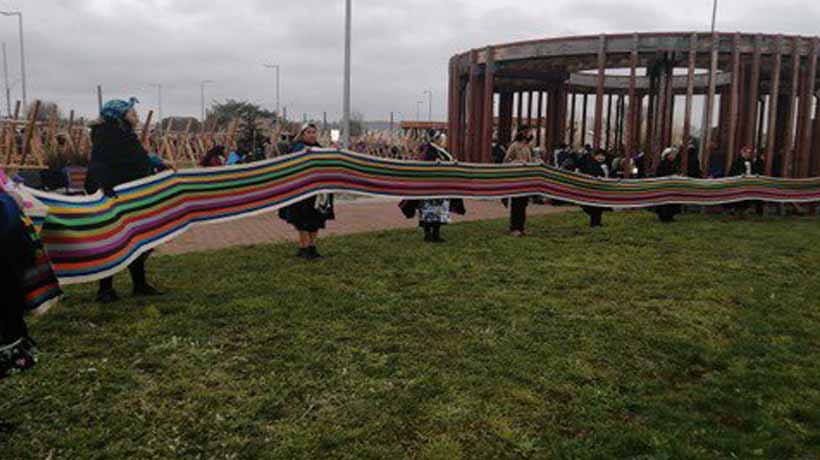Tejedoras mapuches rompen récord mundial con telar más grande del mundo en Puerto Saavedra: hecho fue reconocido por juez internacional
