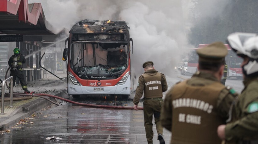 Detienen a dos personas por incendio de bus del Transporte Público en plena Alameda Detienen a dos personas por incendio de bus del Transporte Público en plena Alameda