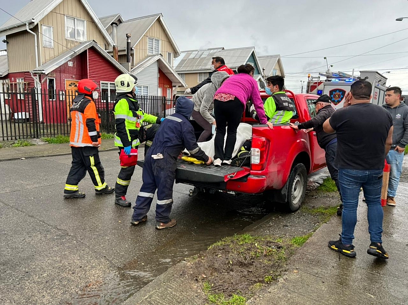 Mujer que sufrió fractura en Puerto Montt fue llevada en camioneta al hospital por falta de ambulancias