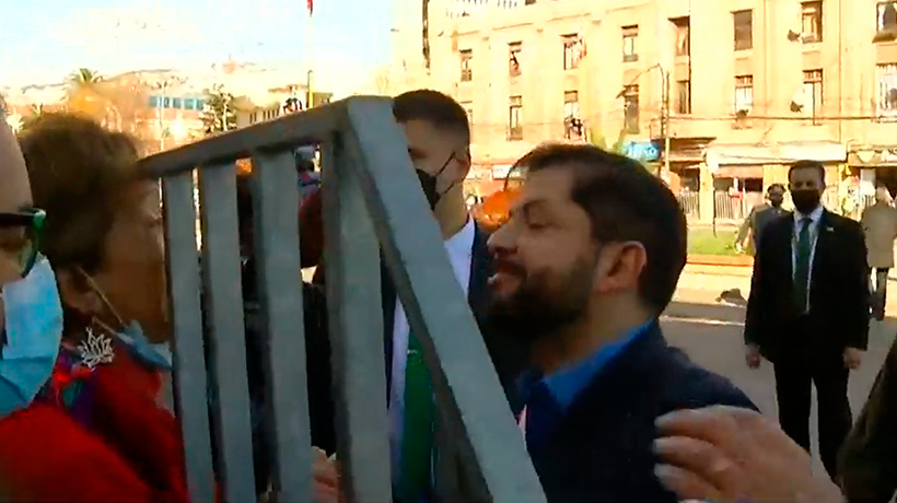 Presidente Boric se bajó a saludar a la gente que lo estaba esperando en la Avenida Argentina