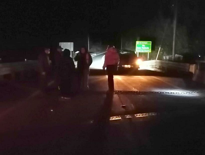 Vecinos cerraron accesos a comuna de Cochamó: reclaman incumplimientos en pavimentación de rutas Vecinos cerraron accesos a comuna de Cochamó: reclaman incumplimientos en pavimentación de rutas