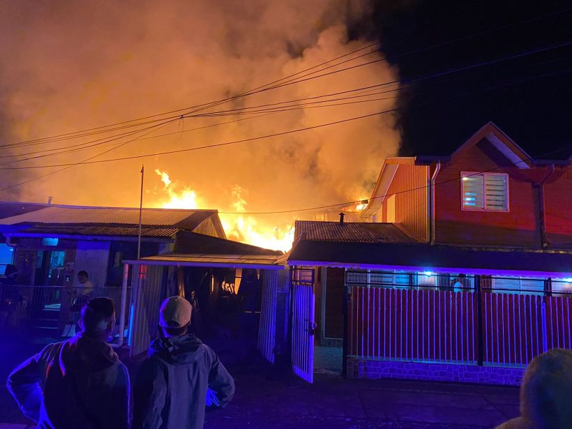 Una persona lesionada y cuatro viviendas dañadas dejó un incendio en la población Pichi Pelluco en Puerto Montt