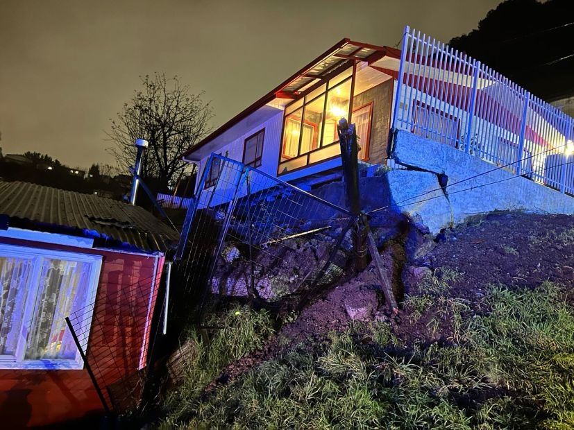 Deslizamiento de tierra dejó casa con riesgo de derrumbe en población Modelo de Puerto Montt