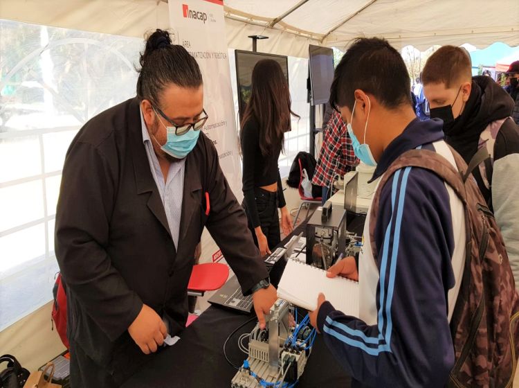 Alumnos del Liceo B-9 de Calama participaron en Feria Vocacional