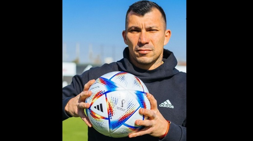 ¿Un presagio?: Gary Medel posó con la pelota del Mundial