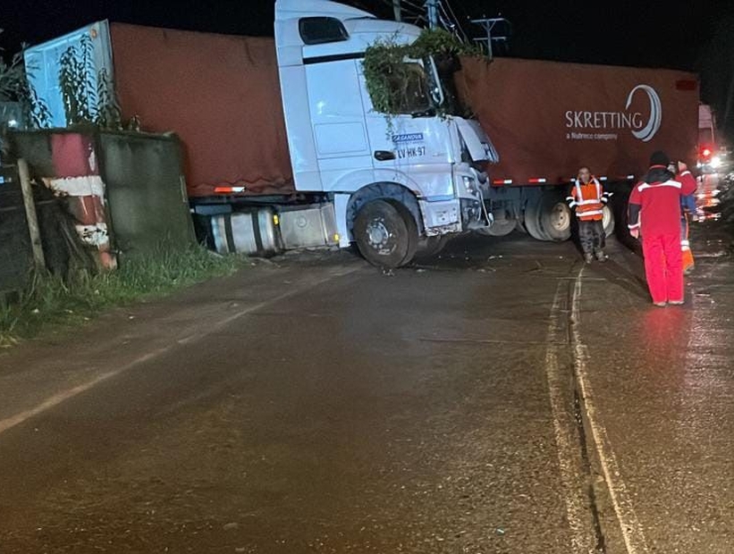 Camión quedó atravesado en la ruta Chinquihue de Puerto Montt por la helada