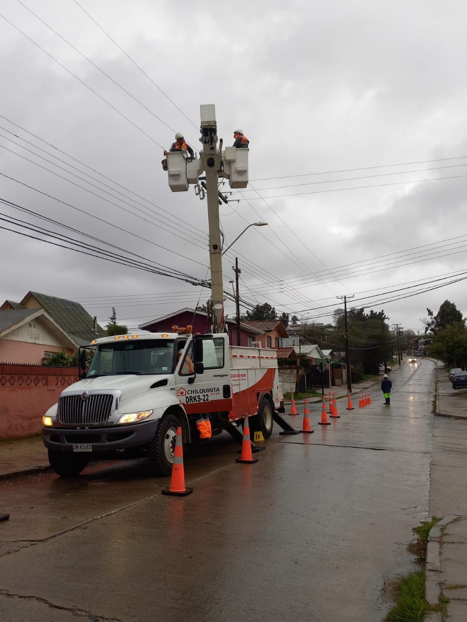Más de 11 mil familias se encuentran sin energía ni agua por sistema frontal en Valparaíso Más de 11 mil familias se encuentran sin energía ni agua por sistema frontal en Valparaíso