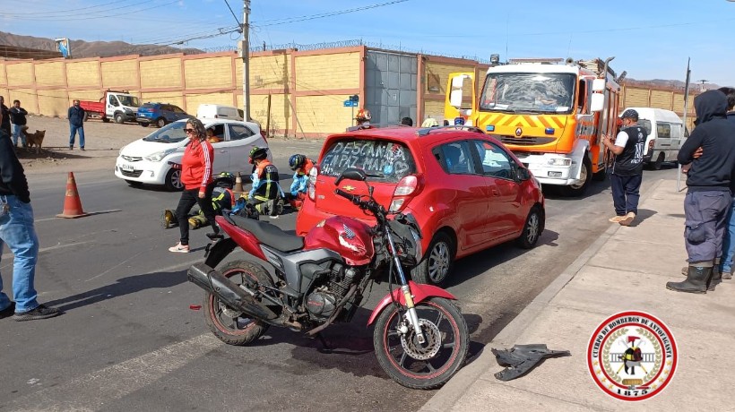 Colisión vehícular deja a un motociclista lesionado en el sector norte-centro de Antofagasta Colisión vehícular deja a un motociclista lesionado en el sector norte-centro de Antofagasta