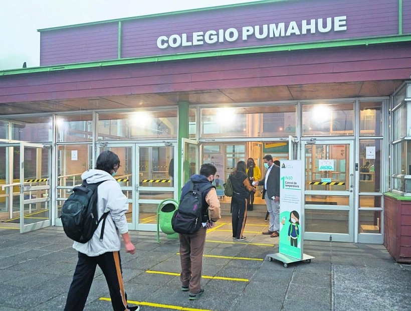 En el colegio Pumahue de Puerto Montt toman exámenes PCR este miércoles En el colegio Pumahue de Puerto Montt toman exámenes PCR este miércoles