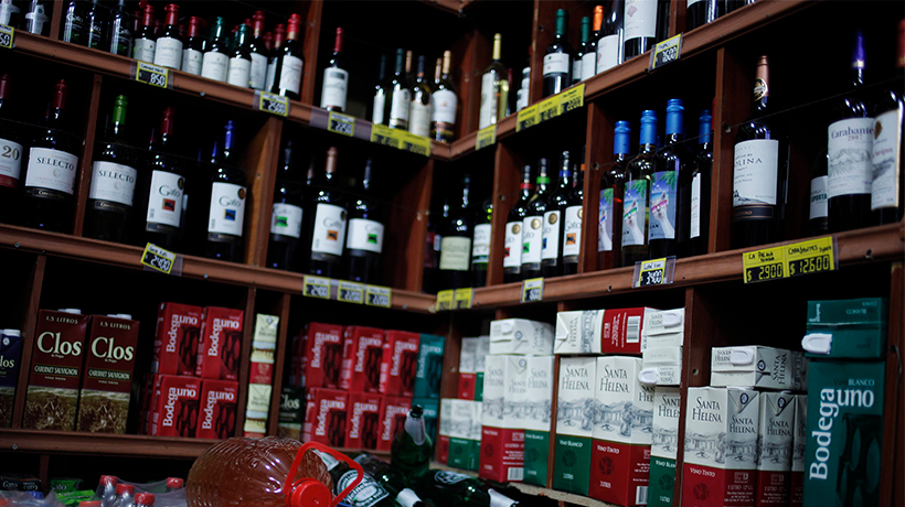 Detienen a hombre que entró a robar a supermercado en Quintero: sustrajo botellas de alcohol avaluadas en $2.000.000