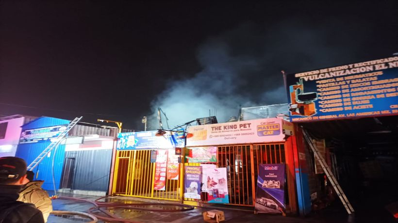 Incendio destruyó taller mecánico y afectó tres locales en Alto Hospicio Incendio destruyó taller mecánico y afectó tres locales en Alto Hospicio