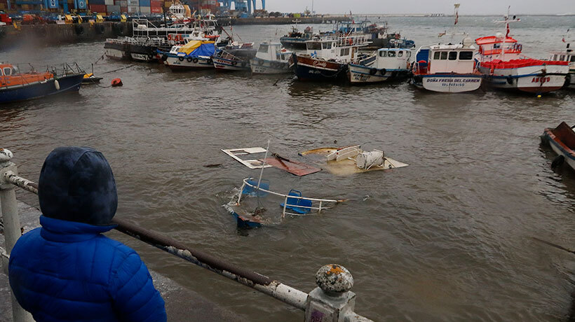 Temporal hizo reflotar lanchas de turismo hundidas previamente en el Muelle Prat en Valparaíso