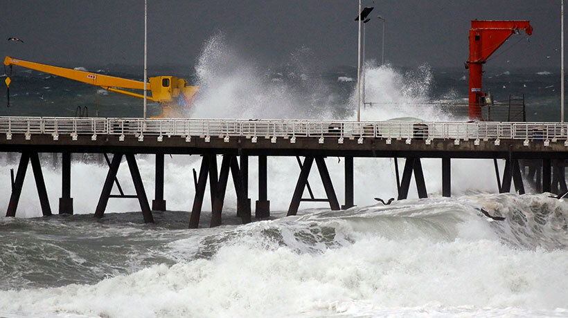 Las imágenes que dejaron las marejadas de este sábado en Valparaíso y Viña del Mar