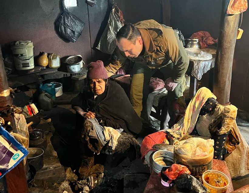Carabineros se trasladan a Chepica Alto a socorrer adulta mayor