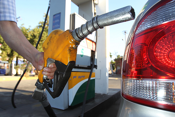 Diputado Leal presenta proyecto para rebajar Impuesto Específico a los Combustibles