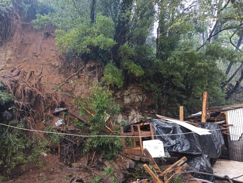 Valdivia: Una familia queda damnificada a causa de un deslizamiento de tierra en Barrios Bajos