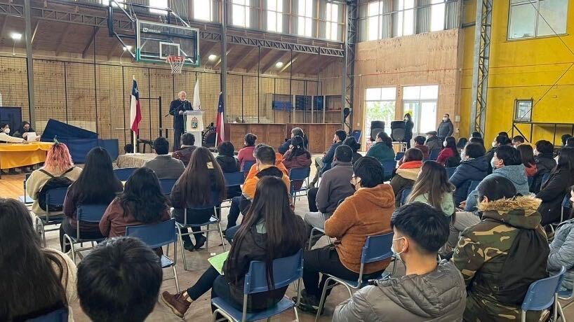Municipalidad de Quellón hace entrega de becas muncipales