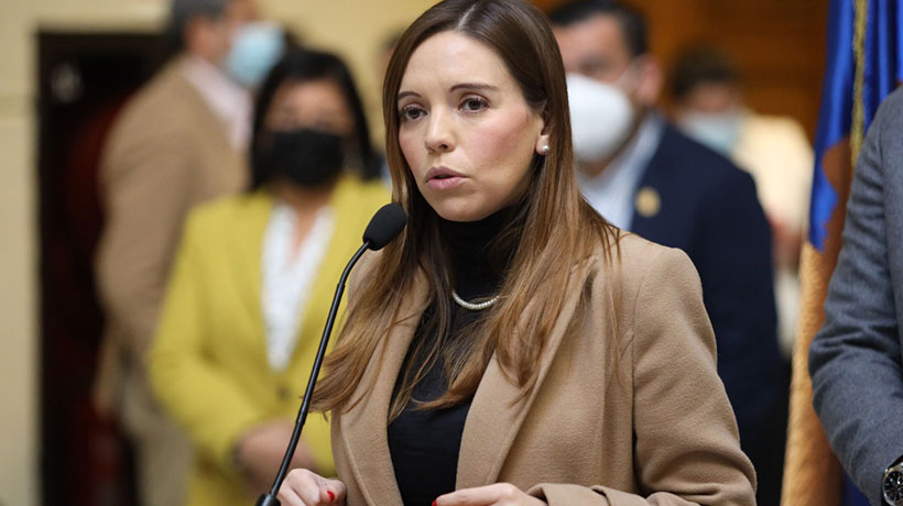 Camila Flores a ministra Siches: "Informan solo lo que les conviene, los apretan (sic) un poco y salen arrancando" Camila Flores a ministra Siches: "Informan solo lo que les conviene, los apretan (sic) un poco y salen arrancando"