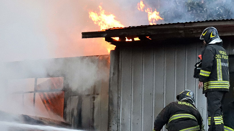 Incendio dejó 18 damnificados y cuatro casas dañadas en Viña del Mar Incendio dejó 18 damnificados y cuatro casas dañadas en Viña del Mar