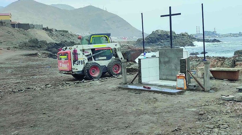 Construyen animita en lugar donde desapareció el joven de 28 años tras caer al mar en playa La Gasolina de Tocopilla