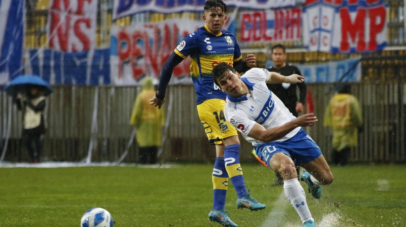 Universidad Católica y Everton empataron en un intenso encuentro bajo la lluvia en el Sausalito de Viña del Mar
