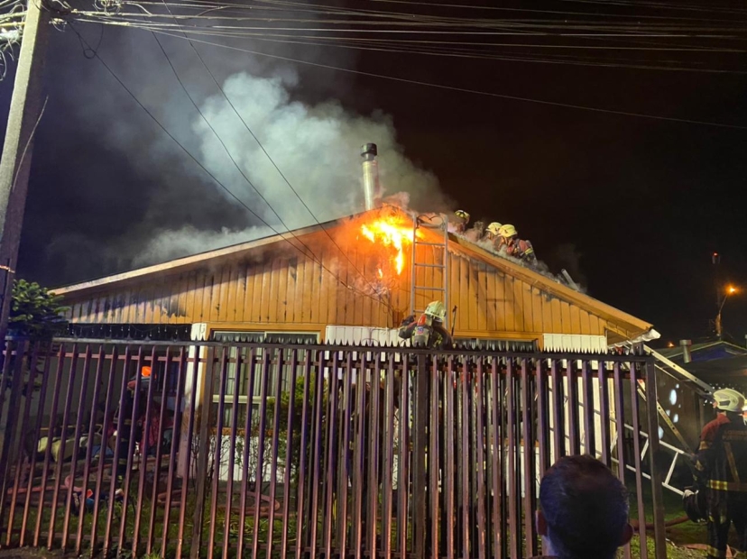 Tres personas salvaron ilesas de incendio en población Anef de Puerto Montt Tres personas salvaron ilesas de incendio en población Anef de Puerto Montt