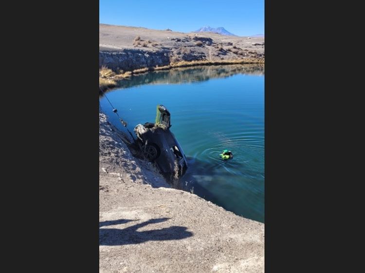 Retiraron tres vehículos que estaban al interior de la Laguna Inca Coya de Chiu Chiu