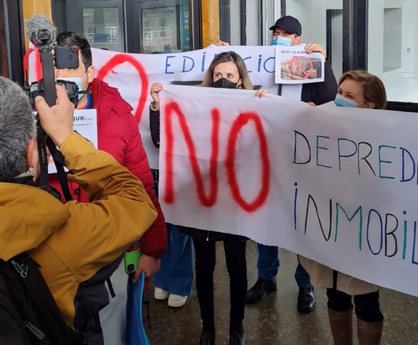 Valdivia: Vecinos realizan manifestación para detener la construcción de un edificio en el sector de Isla Teja Sur