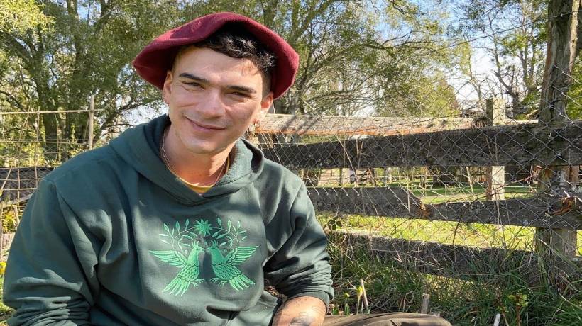 Íñigo Urrutia y su nueva vida dedicada a la mantención de jardines en casas de Villarrica