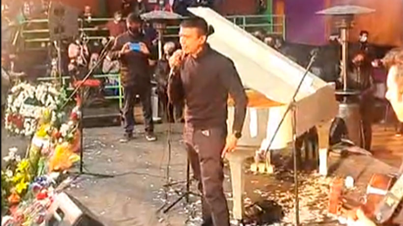 Américo acompañó a familia de Zalo Reyes e interpretó “Historia de un amor” ante multitudinaria despedida